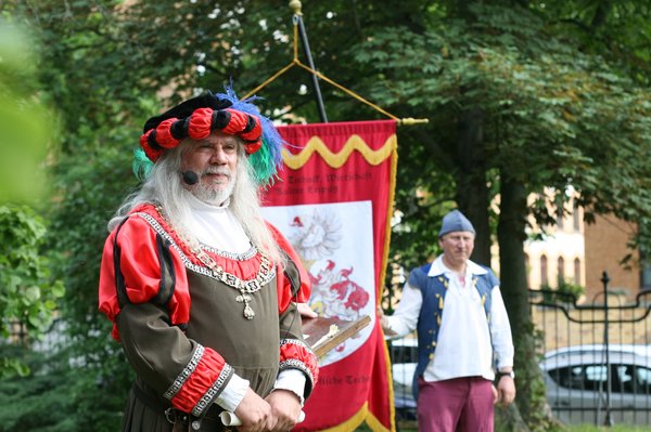 Traditionelles "Gautschen" mit Gautschmeister (Foto: Felix Neugebauer) Gautschmeister im historischen Gewand